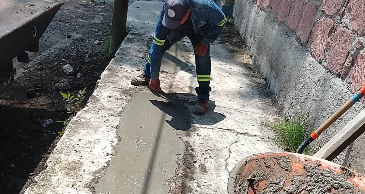 Realizan trabajos de bacheo tras reparación de fuga en San Juan Otlaxpa