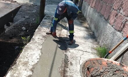Realizan trabajos de bacheo tras reparación de fuga en San Juan Otlaxpa