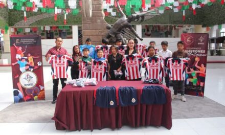 Entregan uniformes y material deportivo a equipos de Atotonilco de Tula
