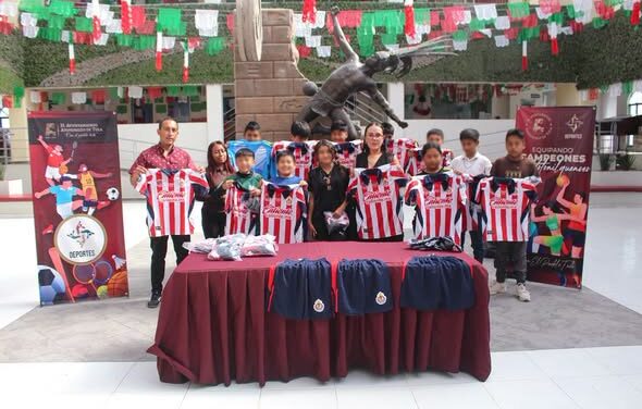 Entregan uniformes y material deportivo a equipos de Atotonilco de Tula