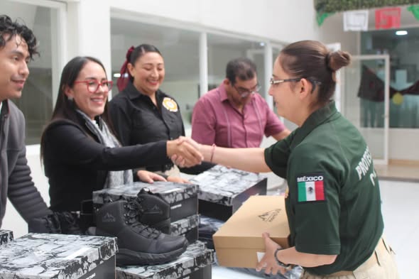 Gobierno Municipal de Atotonilco de Tula refrenda su apoyo a Protección Civil y Bomberos con la entrega de equipamiento completo
