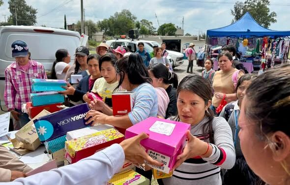 Benefician con calzado a familias de comunidad de Tepeji del Río