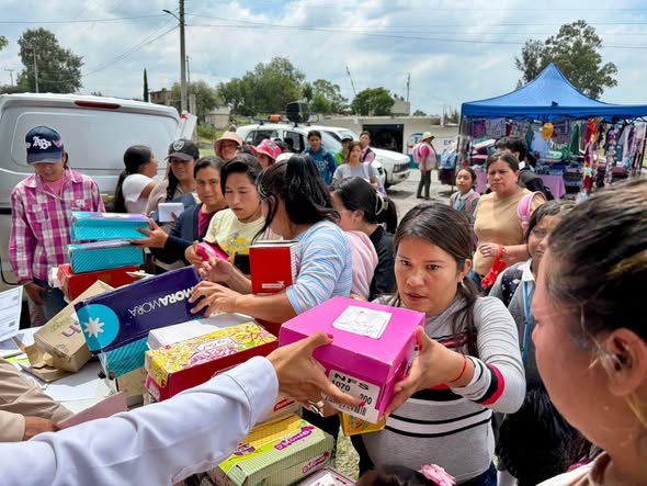 Benefician con calzado a familias de comunidad de Tepeji del Río
