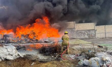 Incendio en bodega de desperdicio industrial moviliza a cuerpos de emergencia en Tepeji del Río
