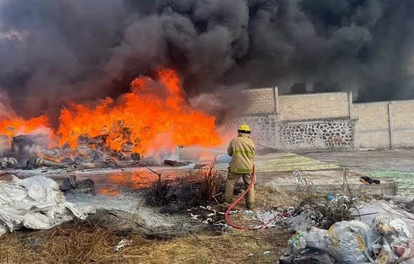 Incendio en bodega de desperdicio industrial moviliza a cuerpos de emergencia en Tepeji del Río