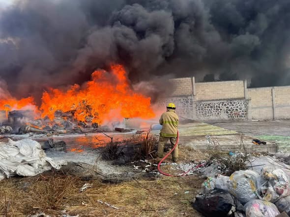 Incendio en bodega de desperdicio industrial moviliza a cuerpos de emergencia en Tepeji del Río