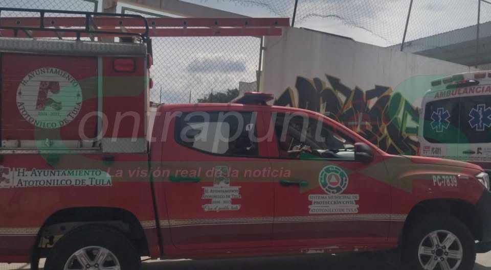 Bomberos rescatan a niño atrapado entre una pared y una barda en Atotonilco de Tula