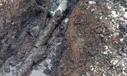 Reparan fuga en línea de distribución de agua en Cantera de Villagrán, Tepeji del Río