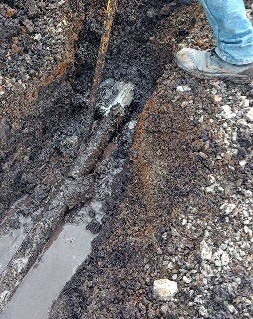 Reparan fuga en línea de distribución de agua en Cantera de Villagrán, Tepeji del Río