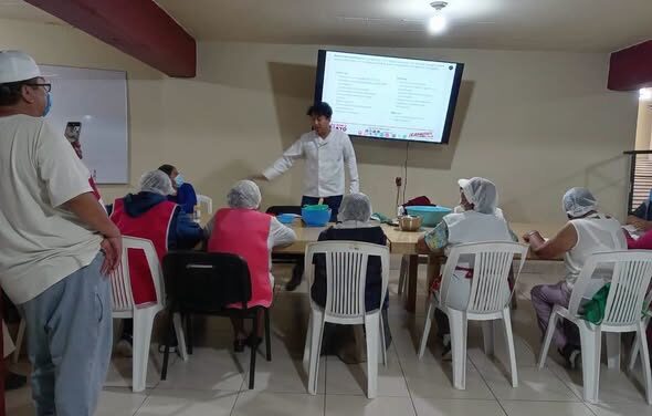 Adultos mayores de Casa de Día Vito participan en curso gratuito de elaboración de queso