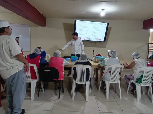 Adultos mayores de Casa de Día Vito participan en curso gratuito de elaboración de queso
