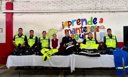 Entregan uniformes a personal de Protección Civil y Bomberos de Tepeji del Río