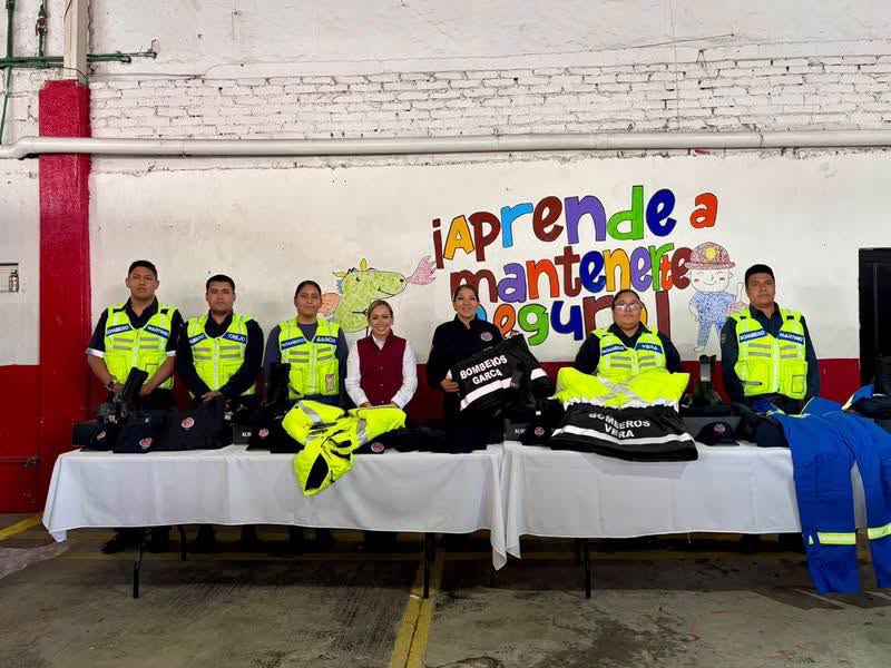 Entregan uniformes a personal de Protección Civil y Bomberos de Tepeji del Río