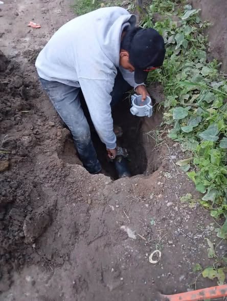 CAAMTROH repara tres fugas de agua potable en San José Piedra Gorda