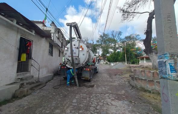 Realizan trabajos de desazolve en tres pozos de visita en Santiago Tlapanaloya
