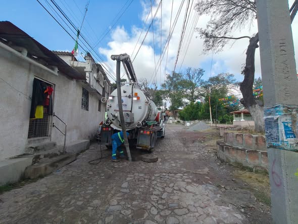 Realizan trabajos de desazolve en tres pozos de visita en Santiago Tlapanaloya