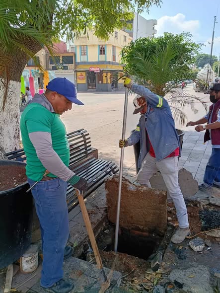 Realizan trabajos de desazolve en el Jardín Municipal de Tula de Allende
