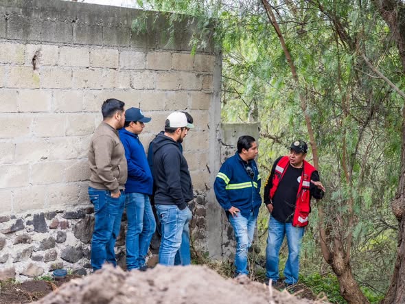 Supervisan trabajos de la red de drenaje sanitario en la colonia Los Hornos, en Tepeji del Río