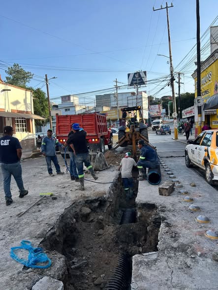 Avanza al 50% reparación de drenaje sanitario en el centro de Tula