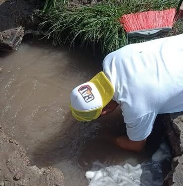 CAAMTROH repara fugas de agua en Tlaxinacalpan y Noxtongo