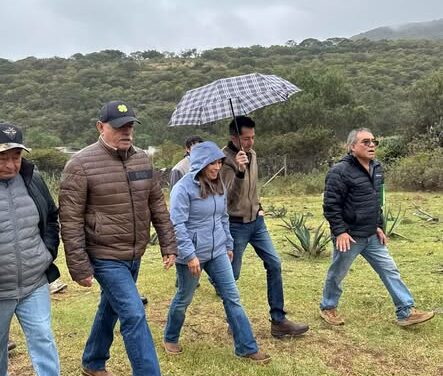 Tania Valdez recorre la comunidad de La Cañada para escuchar demandas ciudadanas