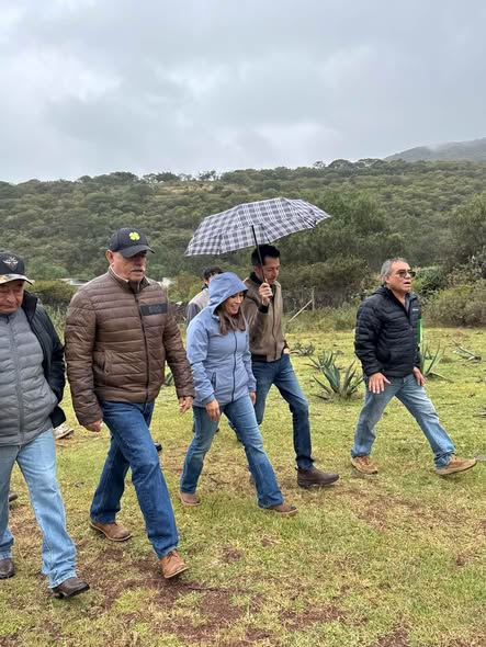 Tania Valdez recorre la comunidad de La Cañada para escuchar demandas ciudadanas