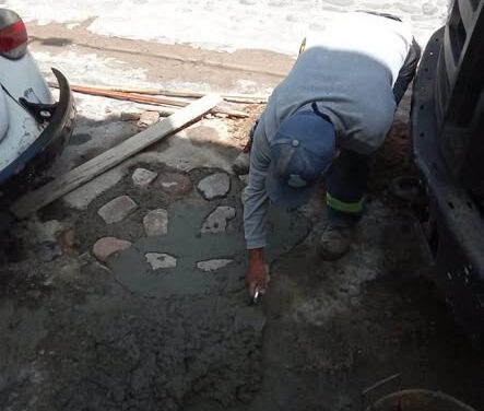 Realiza CAAMTROH trabajos de bacheo en calles de la colonia El Carmen tras reparación de fugas