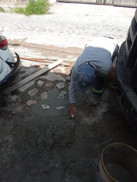 Realiza CAAMTROH trabajos de bacheo en calles de la colonia El Carmen tras reparación de fugas