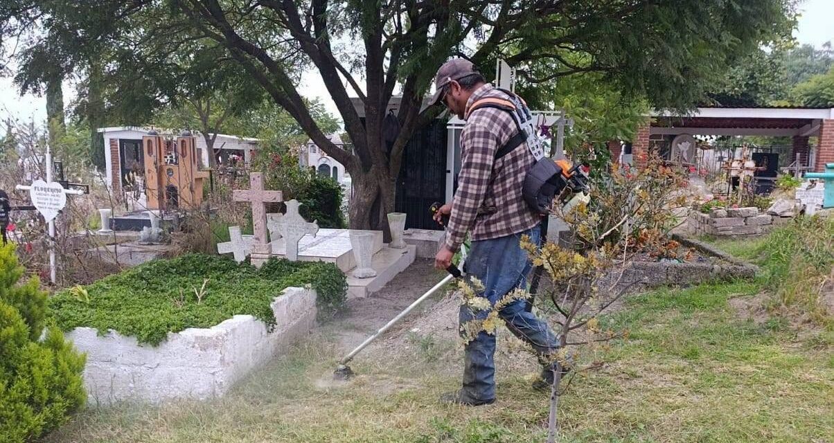Realizan limpieza de panteones en Tepeji del Río previo al Día de Muertos