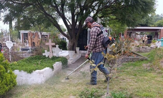 Realizan limpieza de panteones en Tepeji del Río previo al Día de Muertos